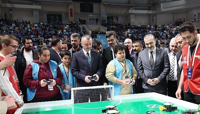 Başkan Büyükakın, robot yarışmasına katıldı, Kocaelisporlu futbolcularla maç yaptı