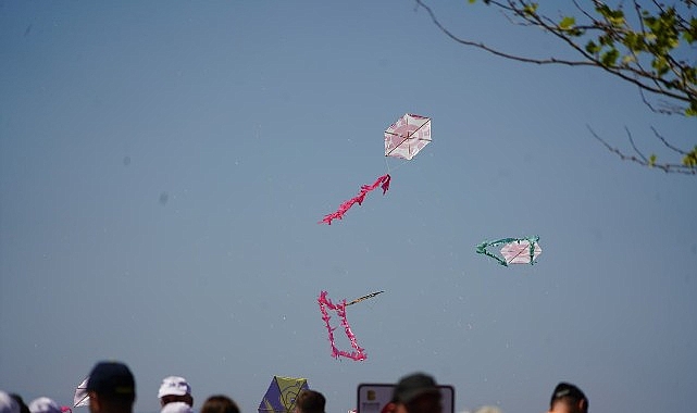 Edremit Belediyesi Geleneksel Uçurtma Şenliği yapıldı