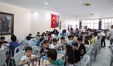 Başkan Çerçioğlu’nun destekleri ile satranç öğrenen öğrenciler hamlelerini yarıştırdı