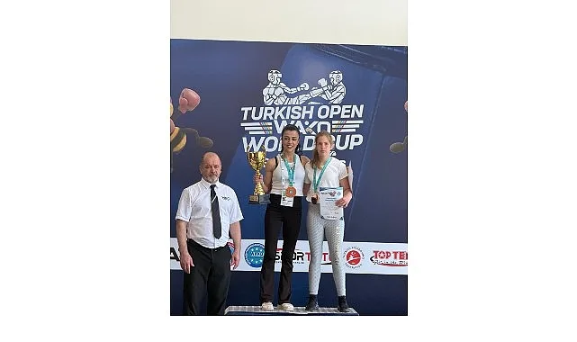 Bağcılar Belediyesi personeli Emine Arslan, Kick Boks Dünya Kupası Şampiyonu oldu