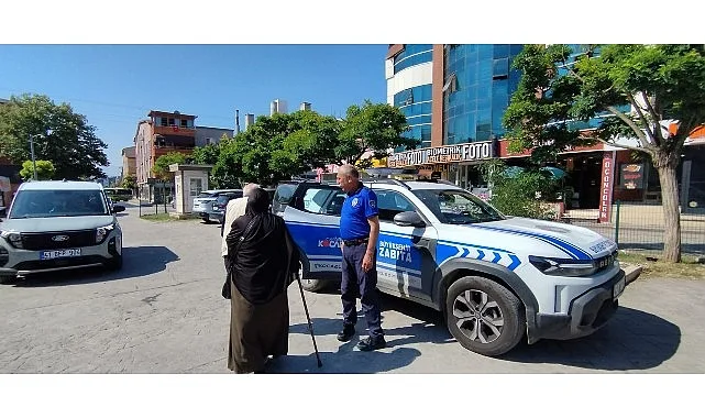 Büyükşehir Zabıtası yaşlı çifti yolda bırakmadı